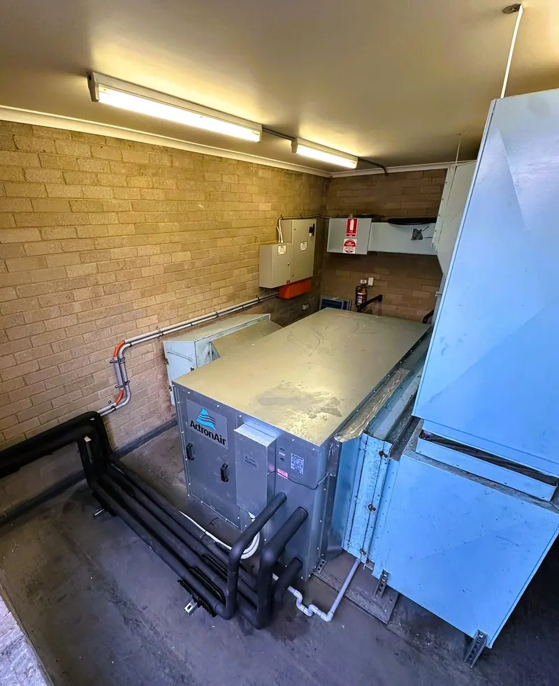 Evaporator unit fitted inside a completed cool room